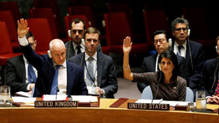 Phó Đại sứ Anh tại LHQ Peter Wilson (trái) và Đại sứ Mỹ tại LHQ Nikki Haley tại cuộc bỏ phiếu thông qua nghị quyết của HĐBA LHQ  về tăng cường trừng phạt Triều Tiên, tại trụ sở LHQ ở New York, Mỹ, ngày 2-6-2017.